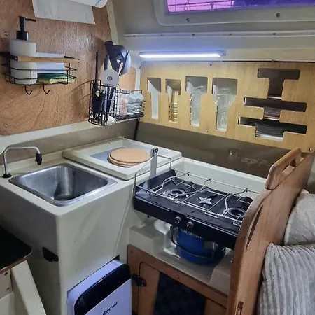 ספינת מלון Nuit Romantique Sur Un Bateau A דוביל