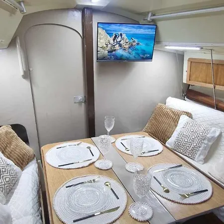 Nuit Romantique Sur Un Bateau A Botel *