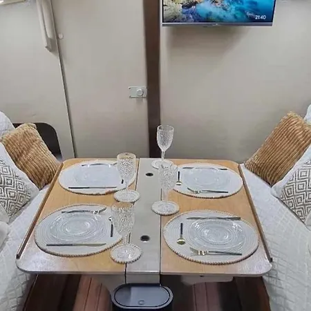 Botel Nuit Romantique Sur Un Bateau A Deauville