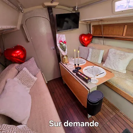 Nuit Romantique Sur Un Bateau à *