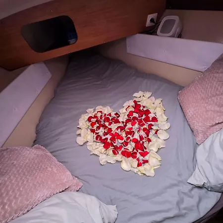 Nuit Romantique Sur Un Bateau A Deauville