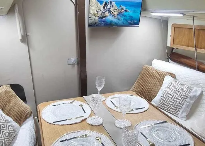 Nuit Romantique Sur Un Bateau A ספינת מלון *